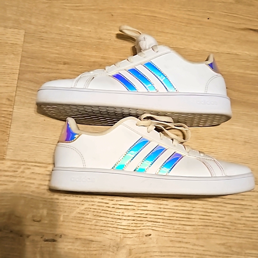 Adidas Grand Court w/metallic stripe
